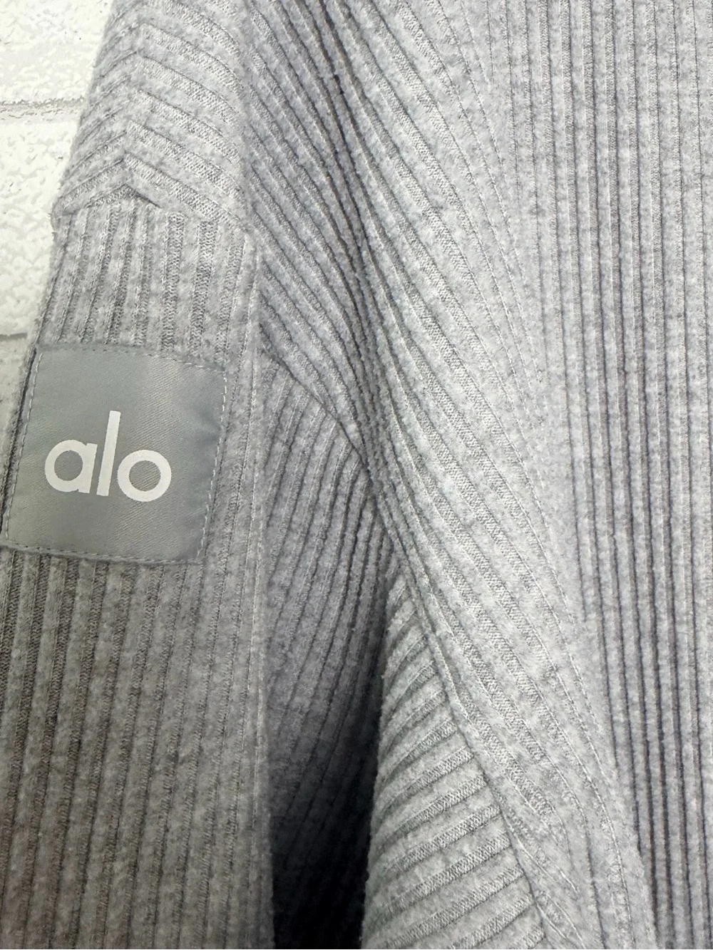 ALO Yoga Cropped Hoodie Womens Size Medium Gray Ribbed Long Sleeve Athleisure